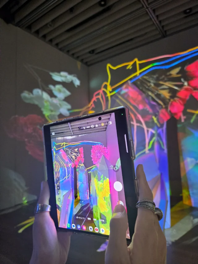 プラスアート様(@plsart.inc )にご招待いただき、「Samsung Galaxy Zシリーズ meets トニー・アウスラー」(@samsungjpn )にお伺いしました！🙏✨

会場に入ってまず、デジタルイメージと実際の空間や身体が混ざり合っているような作品がたくさんあって、すごく面白かったです…！👁️ 
普段私は、デジタル上で制作したイメージをキャンバスやアクリルなどの物質に出力して、そこに油彩などで手を加えるという制作をしているので、
「デジタルなイメージと物理空間の関係」という部分では自分の作品とも重なるところがありつつ、映像や空間そのものを作品として扱う方法は全然違っていて新鮮でした。

今回は会場でSamsung Galaxy Zシリーズを使った3種類の体験もさせていただきました！📱✨

「Samsung Galaxy Z Fold8」×《キメラ》 
天井高15mの巨大な空間に浮かぶ《キメラ》を大画面で撮影したのですが、撮った動画からGalaxy AIが印象的な部分を自動でトリミングしてショートムービーにしてくれて、編集まで一気にできるのがすごかったです…！🙏✨

今回体験してみて、テクノロジーって作品を「作る」ためだけではなく、作品の見方や記録の仕方、発信の仕方まで変えていくんだなぁと思いました。

肉眼で作品を見るのと、スマートフォンを通して作品を見るのとでは、また別の体験が生まれていてとても面白かったです。 
私自身の制作にAIを取り入れるとしたら、撮影後の画像編集や動画化、展示記録など、自分の判断や作業を補助してくれる部分で活用してみたいなと思いました！🙏

アートとテクノロジーの関係についても色々考えられて、とても面白い体験でした！✨

「Samsung Galaxy Z Fold8 Ultra」
大画面を3分割できるマルチウィンドウを体験！

《ロック2、4、6》を撮影しながら、作品のテーマである「確証バイアス」について調べたり、トニー・アウスラー氏による解説をGalaxy AIでリアルタイムに和訳・要約したり…と、
「見る・読む・撮る」を一つの画面で同時にできるのが面白かったです😳

「Samsung Galaxy Z Flip8」×《スペキュラー》

Galaxyを90度に折りたたんで、カバー画面を確認しながらハンズフリーで撮影できるので、たくさんの「目」に囲まれた《スペキュラー》の中に自分まで入り込んだような写真が撮れました…！👁️👁️

撮影した後はGalaxy AIで背景を調整したり、不要な映り込みを消したりすることもできて、そのままQuick Shareですぐ共有できるのも便利でした🙏

「見る／見られる」という作品の中で、自分自身もスマートフォンを通して作品の一部になるような感覚があって、今回一番印象に残った体験でした…！

 
素敵な体験にご招待いただき、ありがとうございました！🙏✨
 
#トニーアウスラー展
#GalaxyZFold8
#折りたたみスマホならSamsungGalaxy
#PR