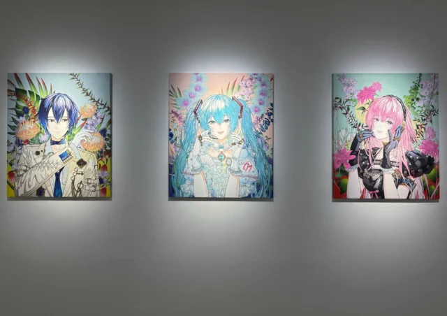 【お知らせ】

Whitestone Gallery Taipei様(@whitestonegallery_taipei )にて開催中の「ART OF MIKU -Taipei Exhibition-」(@artofmiku )にご来場いただいた皆さま、ありがとうございます！

たくさんの方に会場で実際に作品をご覧いただけて、感無量です…！😭✨🙏
メイキングや作品コンセプトについてもたくさんお話しさせていただけて、本当に嬉しかったです！

作品はキャンバス側面まで加筆しておりますので、ぜひ会場で実物もご覧いただけましたら嬉しいです…！👀✨

明日も在廊させていただきますので、お時間がございましたらぜひ会場へお越しいただけますと幸いです🙇‍♂️

【Thank you for visiting!】

Thank you so much to everyone who has visited “ART OF MIKU -Taipei Exhibition-” (@artofmiku ), currently being held at Whitestone Gallery Taipei (@whitestonegallery_taipei )!

I’m truly overwhelmed and grateful that so many people have had the chance to see my works in person…! 😭✨🙏
I was also very happy to talk with many of you about my creative process and the concepts behind the works!

I’ve painted not only the front of the canvases but also the sides, so I would be very happy if you could take a closer look at the actual works at the gallery…! 👀✨

I’ll be at the gallery again tomorrow, so if you have time, I’d love to see you there! 🙇‍♂️

#ARTOFMIKU
#初音ミク
#HatsuneMiku
#WhitestoneGallery
#ContemporaryArt