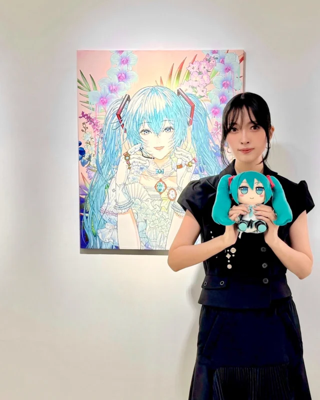 【ART OF MIKU -Taipei Exhibition- 在廊記録】

9/20(日)までWhitestone Gallery Taipei様(@whitestonegallery_taipei )にて開催中の「ART OF MIKU -Taipei Exhibition-」(@artofmiku )に、VIP DAY〜一般会期2日目まで在廊させていただきました！

こちらでは、会期中のギャラリーの様子を投稿させていただきます🥹

私の作品コンセプトやメイキングを解説させていただいたり、台北のボカロファンの方々とボカロについて語らせていただいたりしました…！🥰

別名義で商業イラストレーターとして描かせていただいたイラストをご存知の方も結構いらっしゃって、両分野で活動させていただいている身としては本当に嬉しかったです…！

「ART OF MIKU -Taipei Exhibition-」の会期はまだまだ続きます！
たくさんのアーティストの方々が制作された、さまざまな世界線のミクさんたちを見ることができる素晴らしい展示です✨
ぜひ実際に作品をご覧いただけますと幸いです🙇‍♂️

台北は気候だけでなく、人も温かかったです！😭🙏✨
また台北で作品展示をさせていただけるよう、制作頑張ります💪

【ART OF MIKU -Taipei Exhibition- Gallery Report】

I had the pleasure of being at Whitestone Gallery Taipei (@whitestonegallery_taipei ) from the VIP DAY through the second day of the public opening for “ART OF MIKU -Taipei Exhibition-” (@artofmiku ), which is on view until September 20!

Here are some moments from the exhibition and my time at the gallery 🥹✨

During my stay, I had the opportunity to talk about the concepts and making process behind my works, and also had so much fun chatting about VOCALOID with fans in Taipei! 🥰

I was also very happy to meet quite a few people who were familiar with illustrations I have created under my other name as a commercial illustrator. As someone who works across both contemporary art and illustration, that really meant a lot to me…!

“ART OF MIKU -Taipei Exhibition-” is still ongoing!
It is a wonderful exhibition where you can experience many different interpretations and worlds of Miku created by a wide range of artists ✨

I would be very happy if you could visit the exhibition and see the works in person 🙇‍♂️

Taipei was incredibly warm—not only in its weather, but also in the kindness of the people I met there! 😭🙏✨
I’ll keep working hard so that I can hopefully exhibit in Taipei again someday 💪

#ARTOFMIKU
#HatsuneMiku
#WhitestoneGallery
#TaipeiArt
#ContemporaryArt